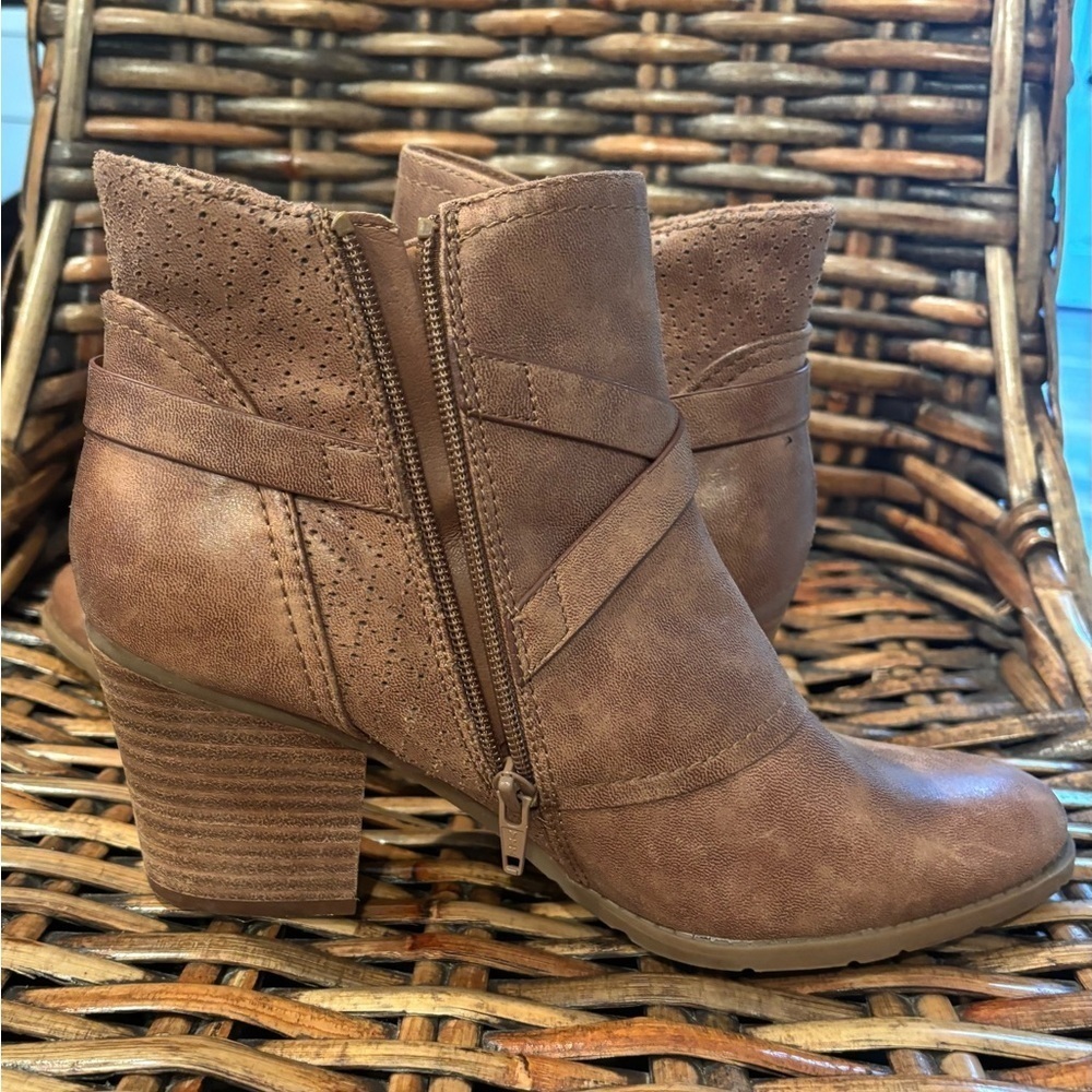 BareTraps  Launa Bootie Tan Ankle Boots with Strap Detail, Zip Up size 10.5 - Picture 7 of 11